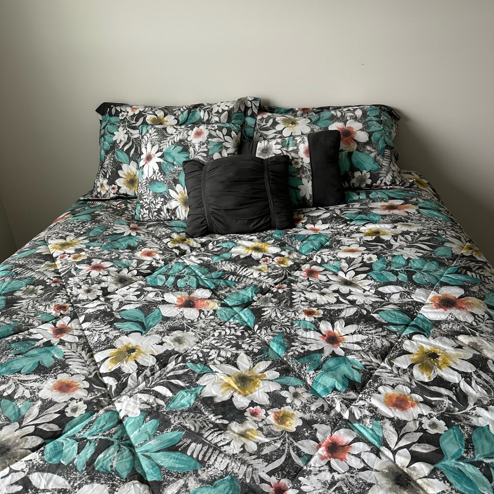Floral Bedding Set with Accents, Queen, 2 shams and 3 matching throw pillows